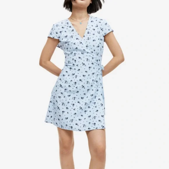 NWOT- H&M Crêpe Wrap Light Blue
Floral Dress Small - Picture 4 of 11